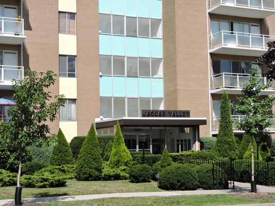 GORGEOUS RARE 1 BDRM ON TREED RAVINE!! SQUARE ONE!! 3